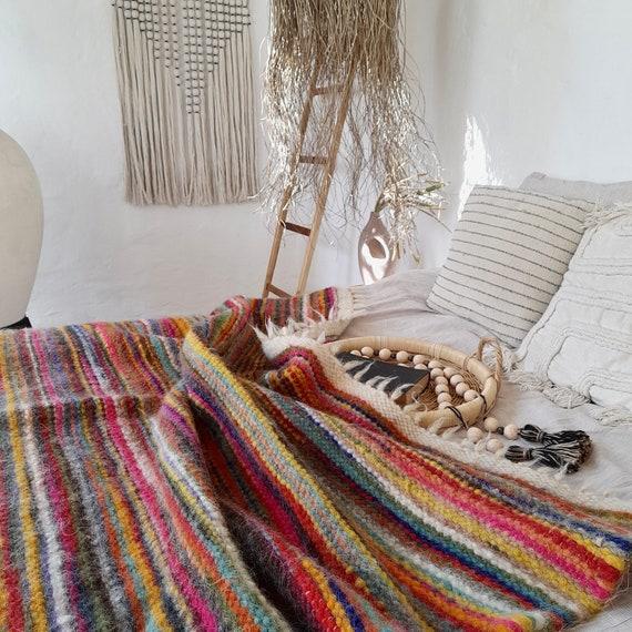 A soft, ⁣woolen throw blanket provides warmth on chilly nights in your Earthy Living Room