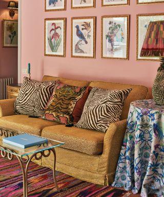 Select retro cushions with bold prints to ‍liven up your​ Vintage Living Room seating