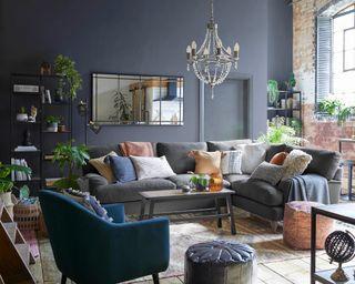 Layer textures like velvet and ⁢cotton in your blue living room