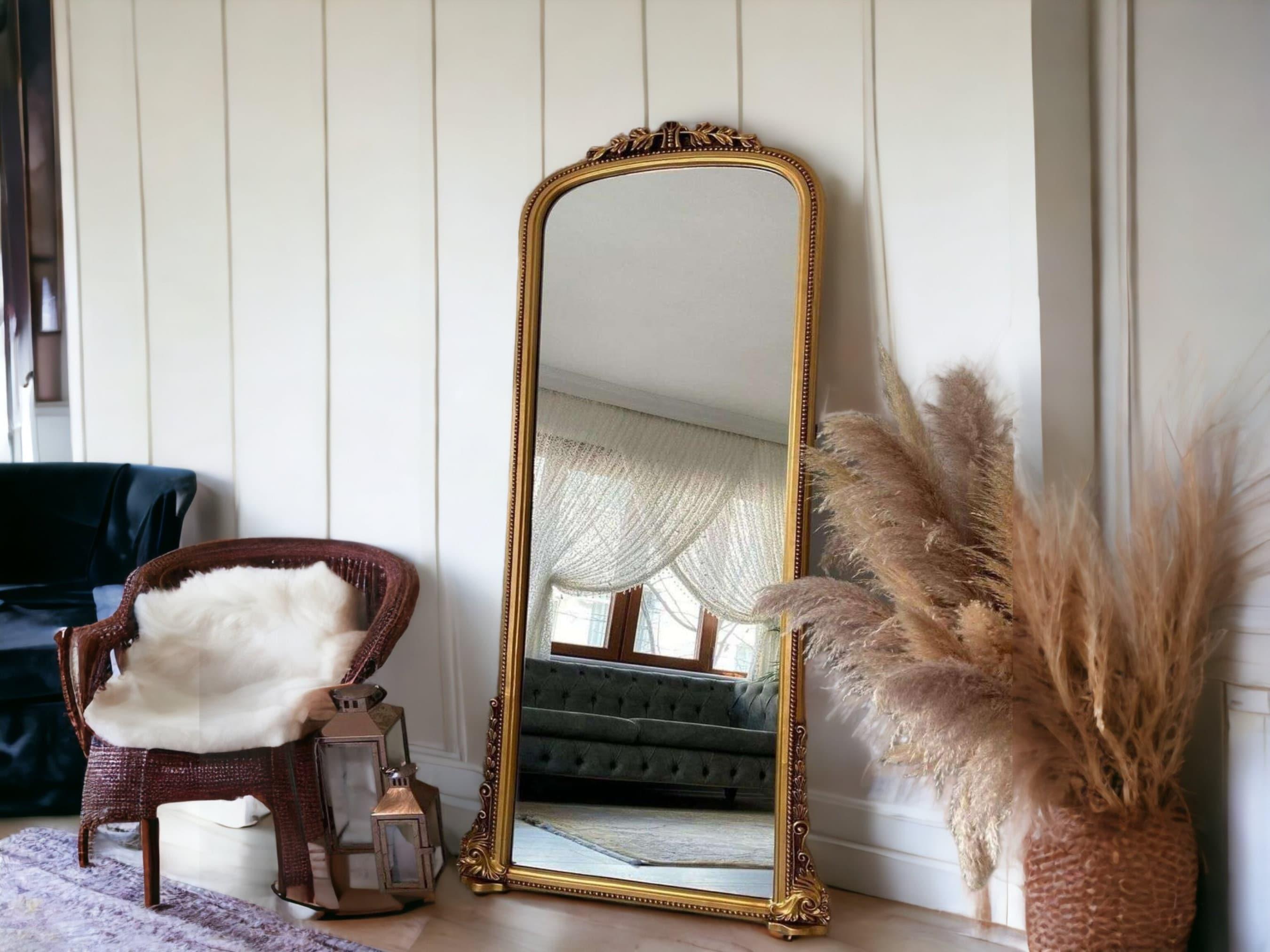 Add a unique vintage mirror ⁤to enhance⁣ the sense of space in ⁤your⁤ Vintage Living ​Room