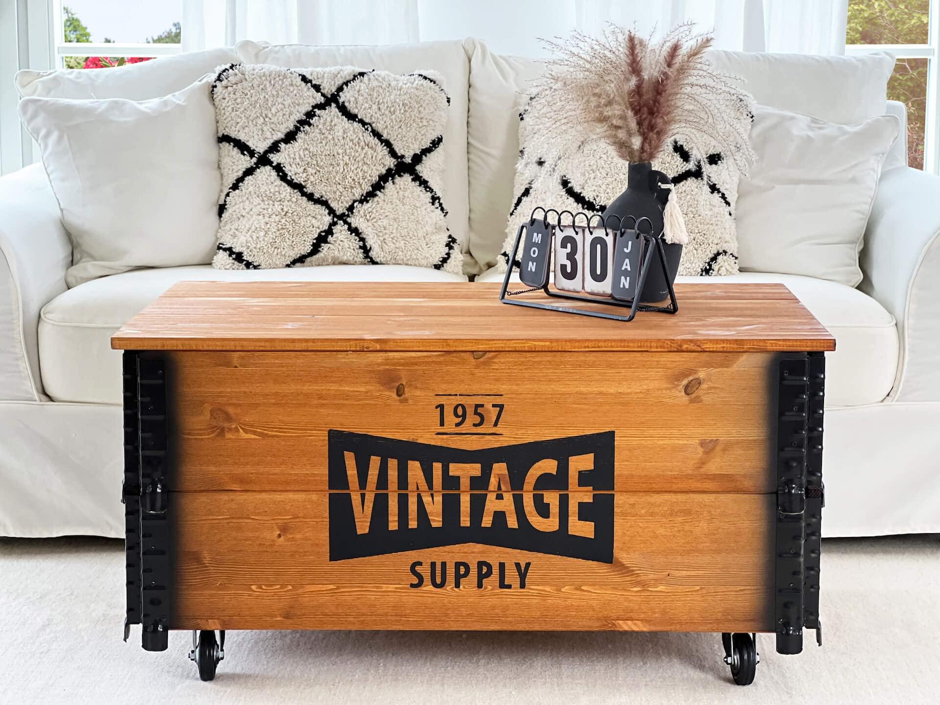 Select a vintage trunk as a coffee ‌table for ‍character⁢ in your Vintage Living⁣ Room