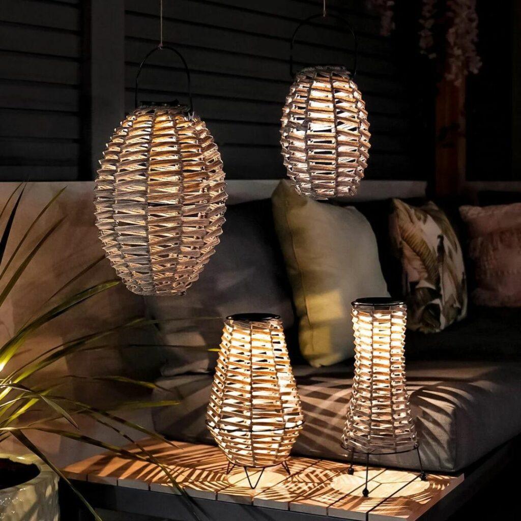 Use⁤ soft lighting with lamps that evoke nature in your earthy living room