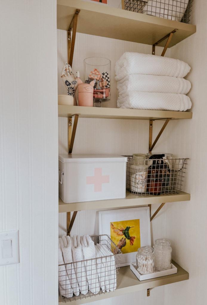 Open shelving ‍displays⁢ chic essentials in your ‌Chalet ​Bathroom