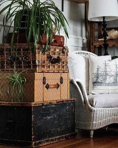 Incorporate wicker or rattan accents ⁢to evoke a vintage living‍ room vibe