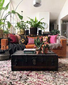 A vintage trunk serves as ‌both ⁢storage and⁢ a‍ statement piece in your Boho Living Room