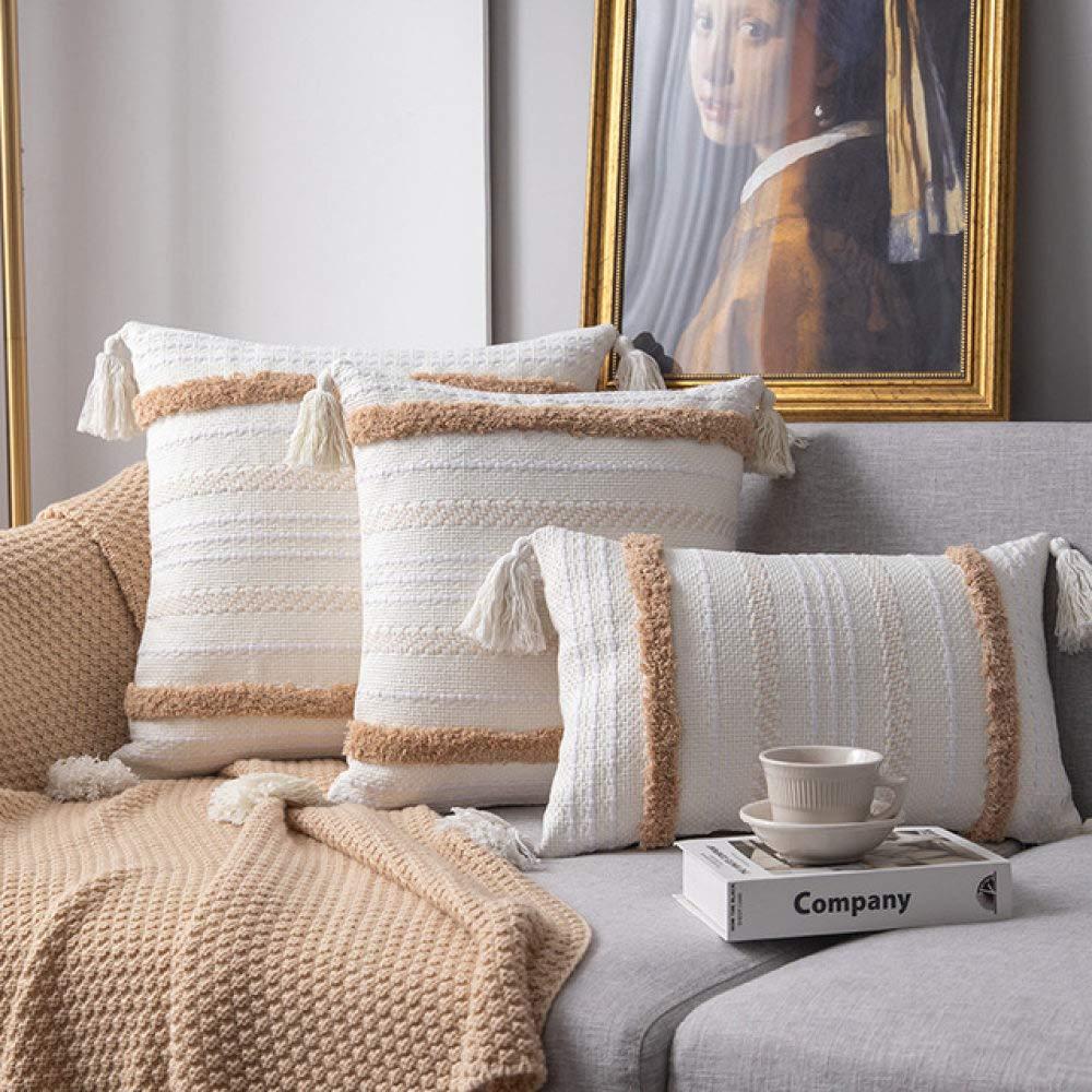 Use vintage throws ​and cushions for comfort in your stylish living ⁤room