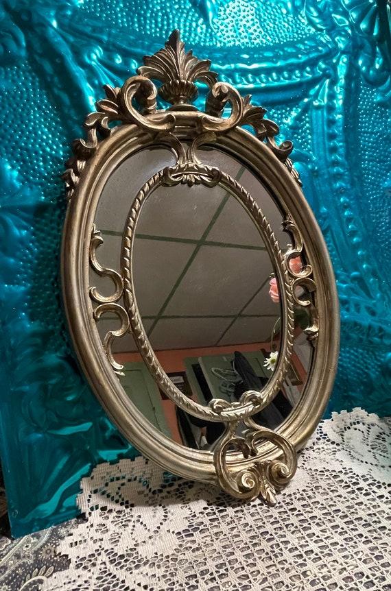 Ornate Mirrors: Add depth ⁢and⁢ elegance ‌to your vintage living room with vintage-style mirrors