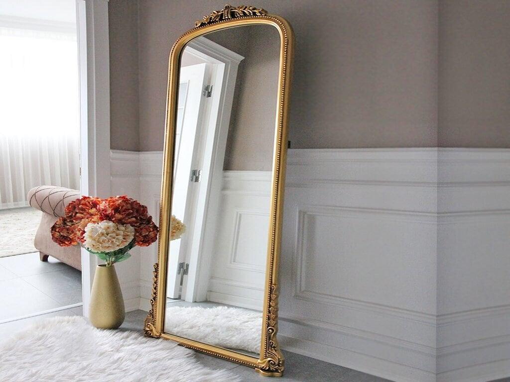 Include vintage mirrors to reflect light beautifully in your vintage living room