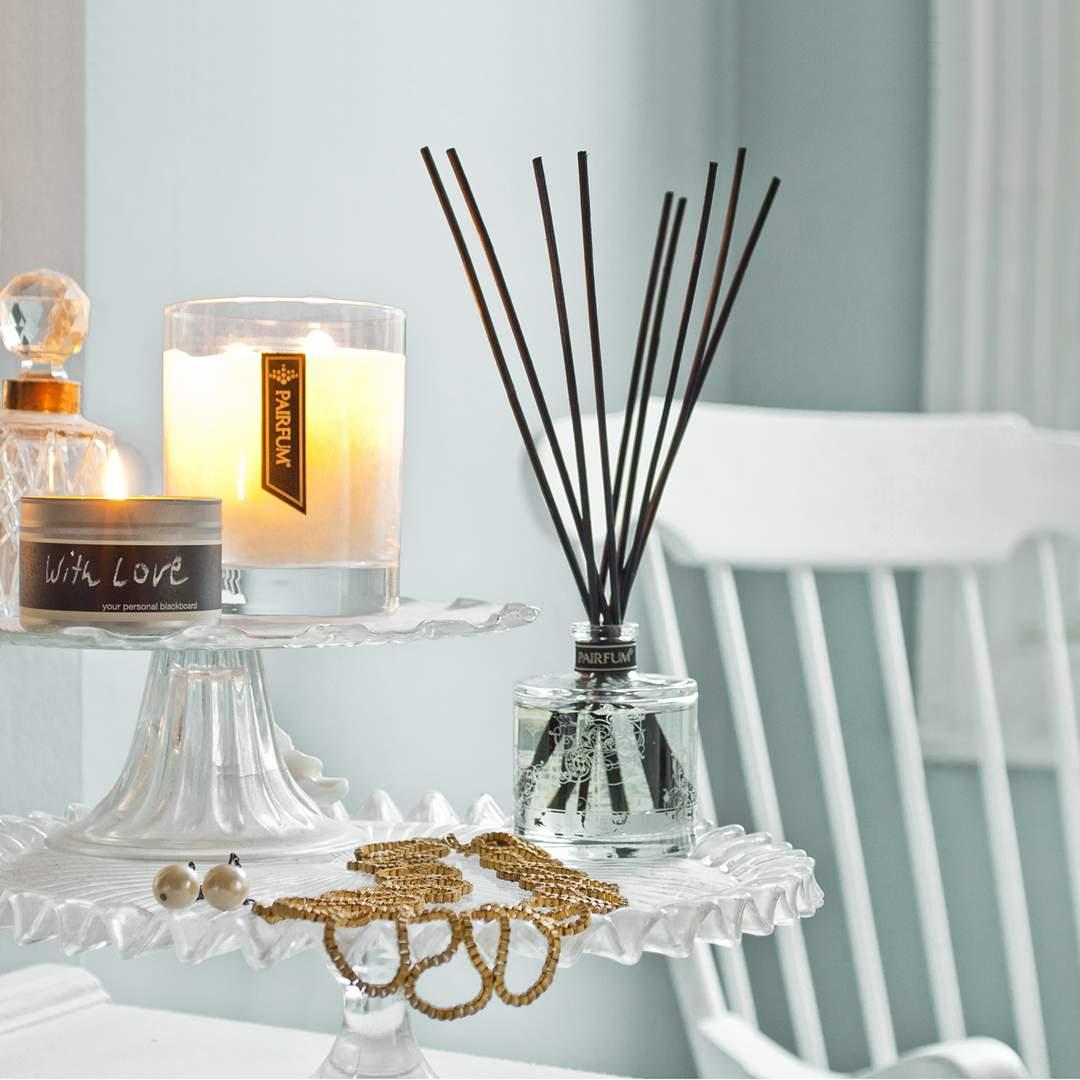 Use‍ natural fragrances through candles or diffusers ‌to elevate the ambiance of your living room