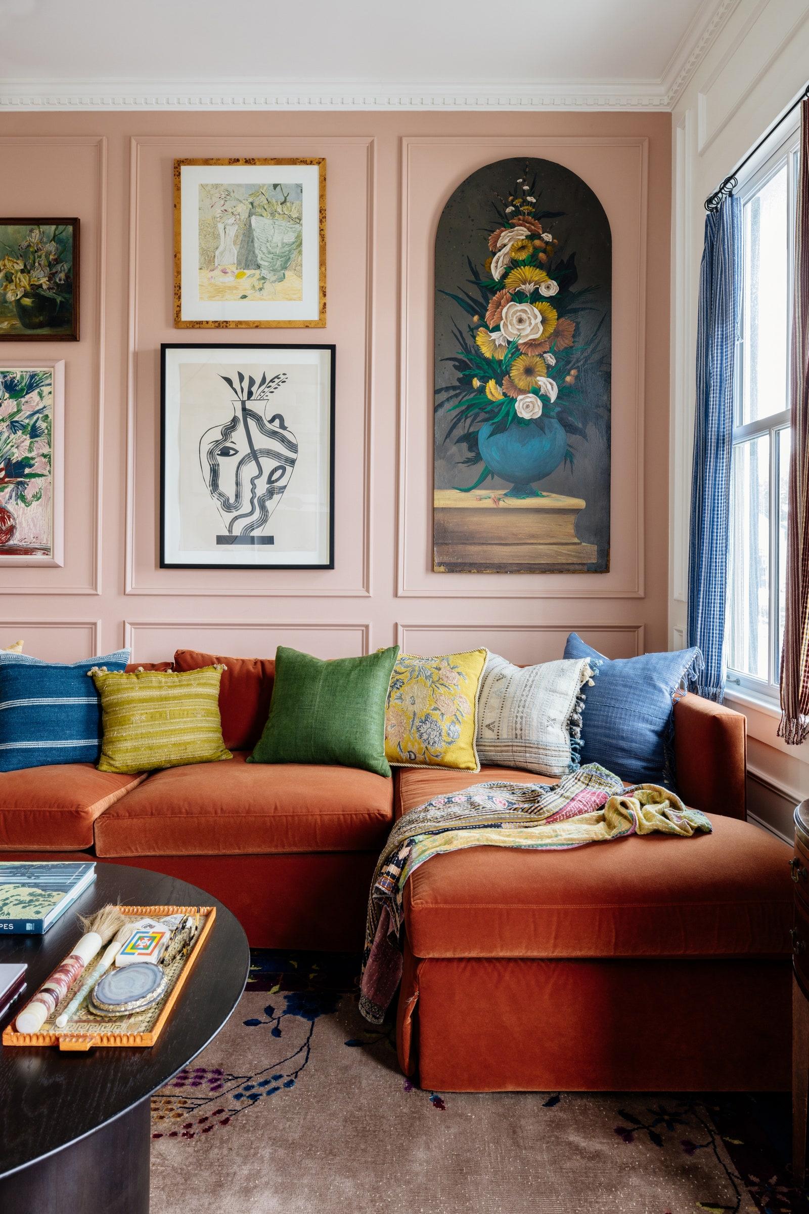 Hang vintage artwork to create a focal point in your ⁣vintage living room