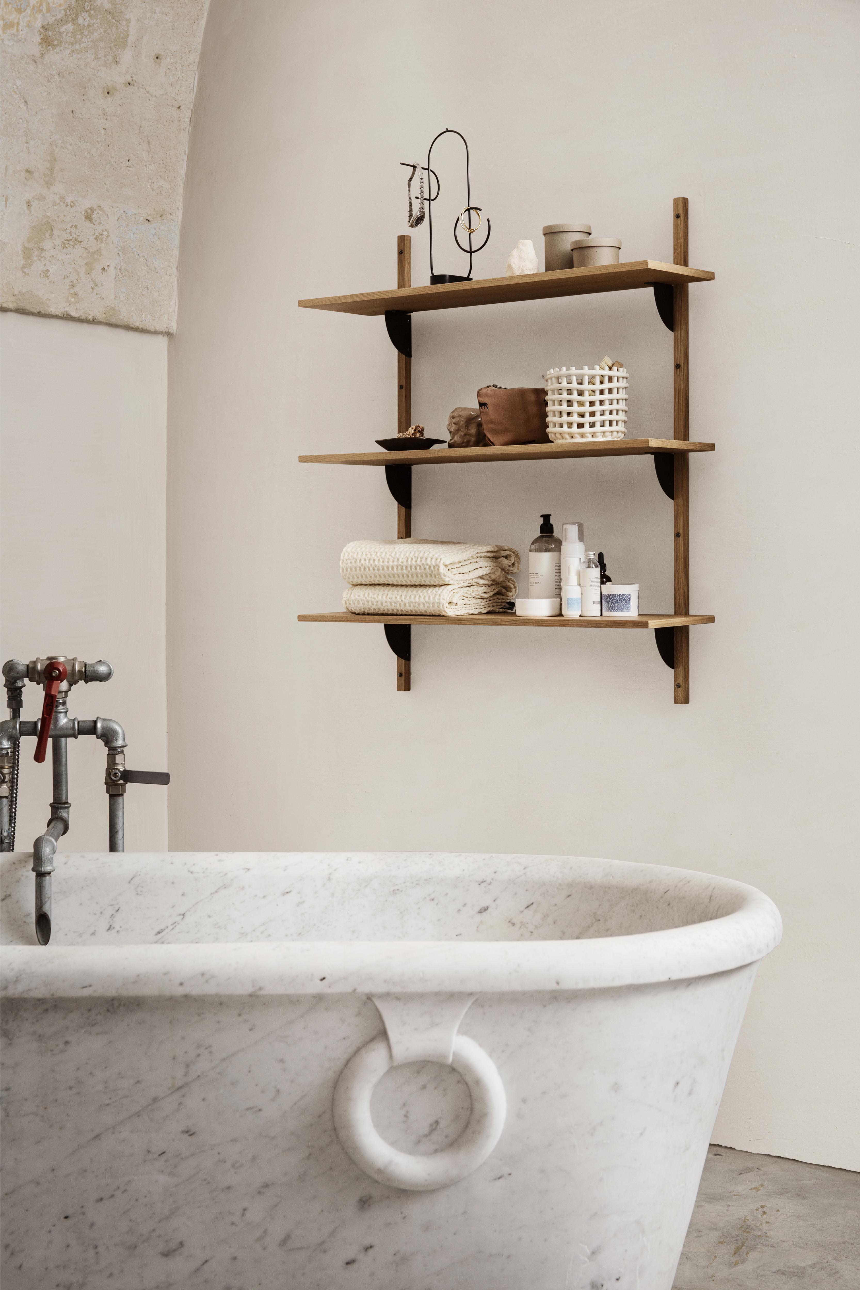 Open shelving displays beautiful items‍ in your boho bathroom