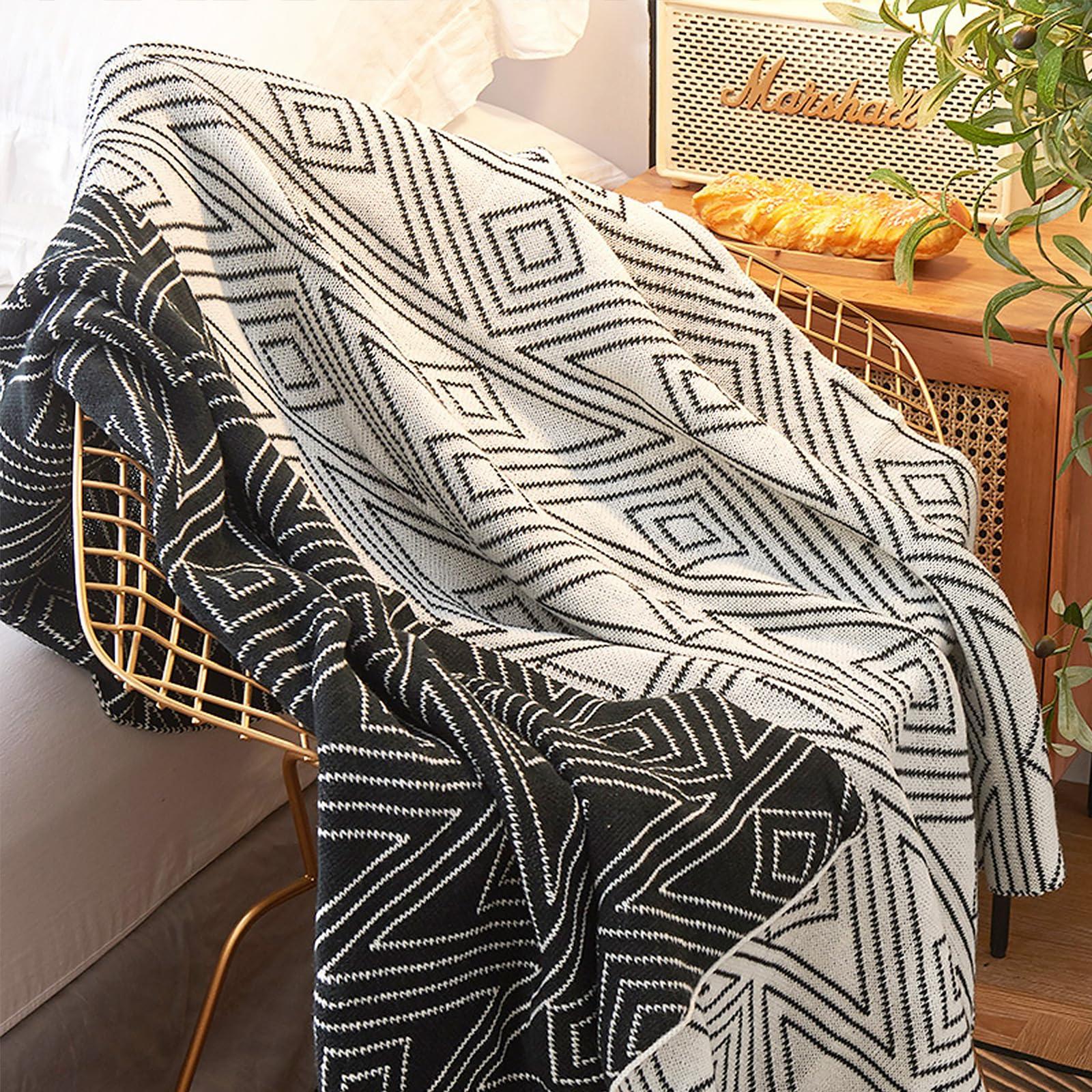 Include ⁤a soft throw blanket⁢ for extra coziness⁣ in your Boho Living Room