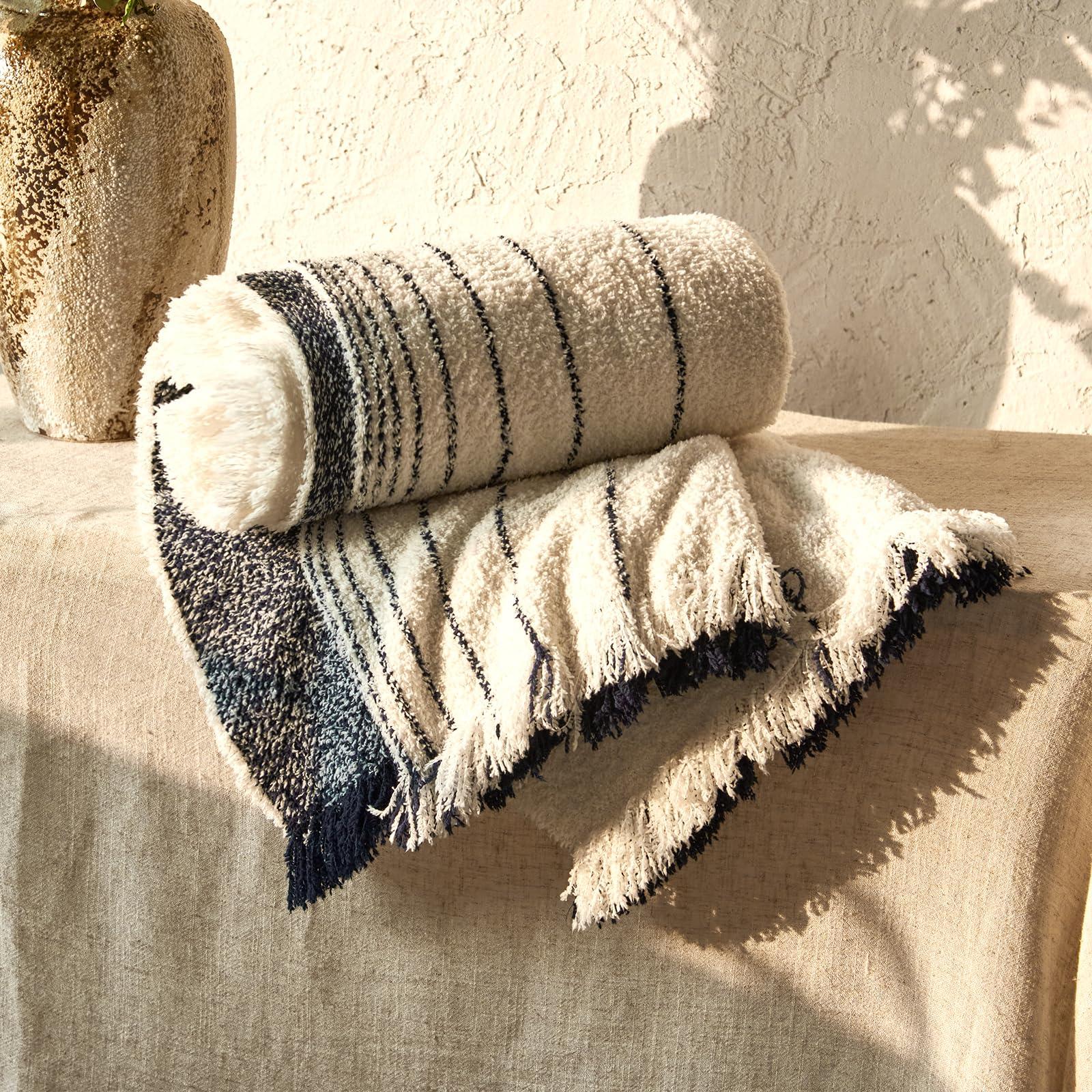 Cozy knit throws invite you to‌ snuggle ⁤in ⁢your ⁢Boho Living Room