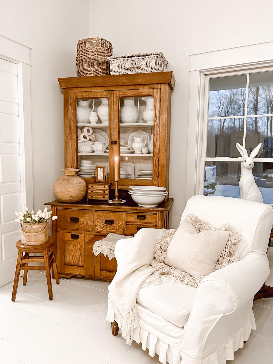 Create cozy corners with vintage chairs and soft lighting in ⁢your​ vintage living room