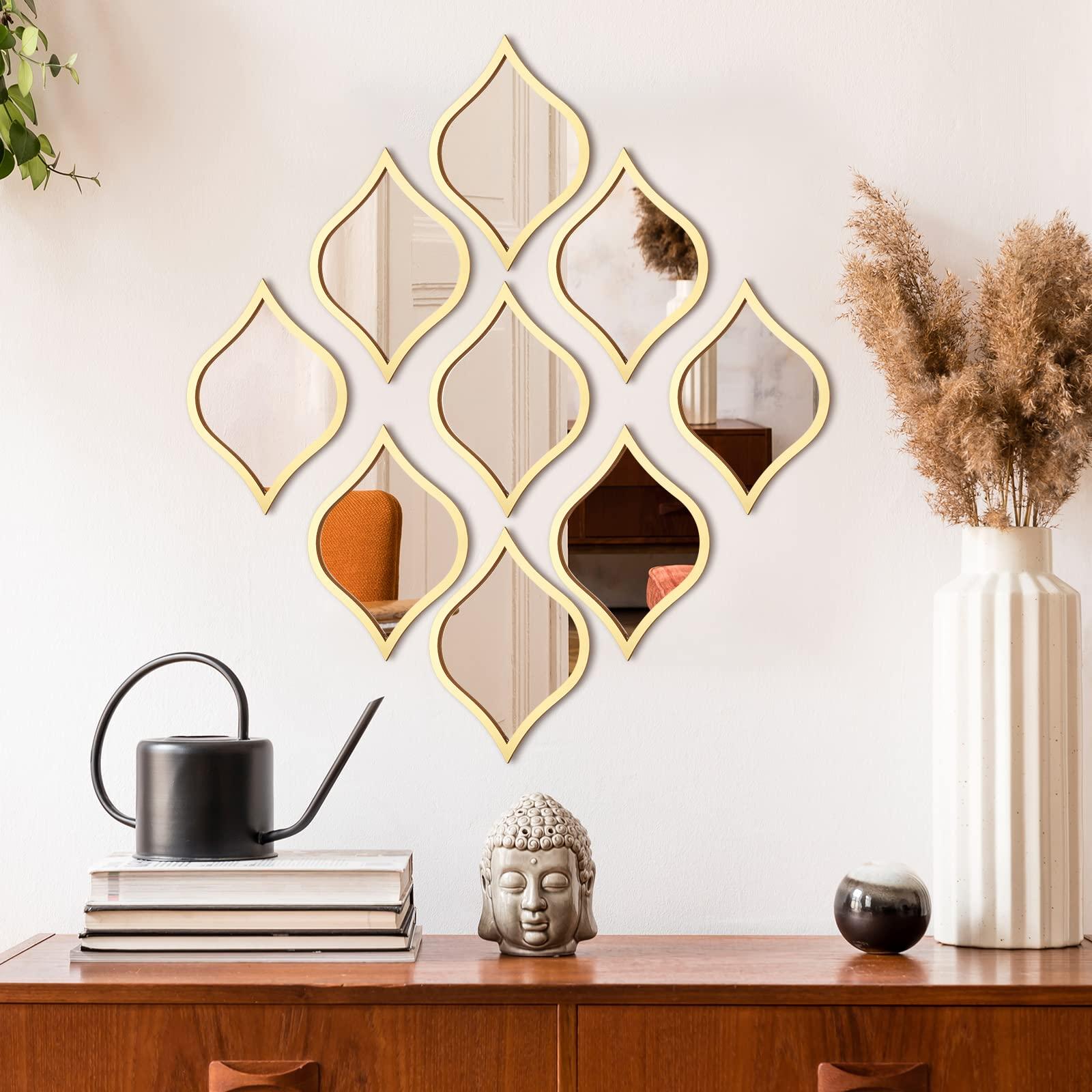 Curate a⁤ gallery wall with mirrors ⁢and vintage-inspired prints ‌in your living⁤ room