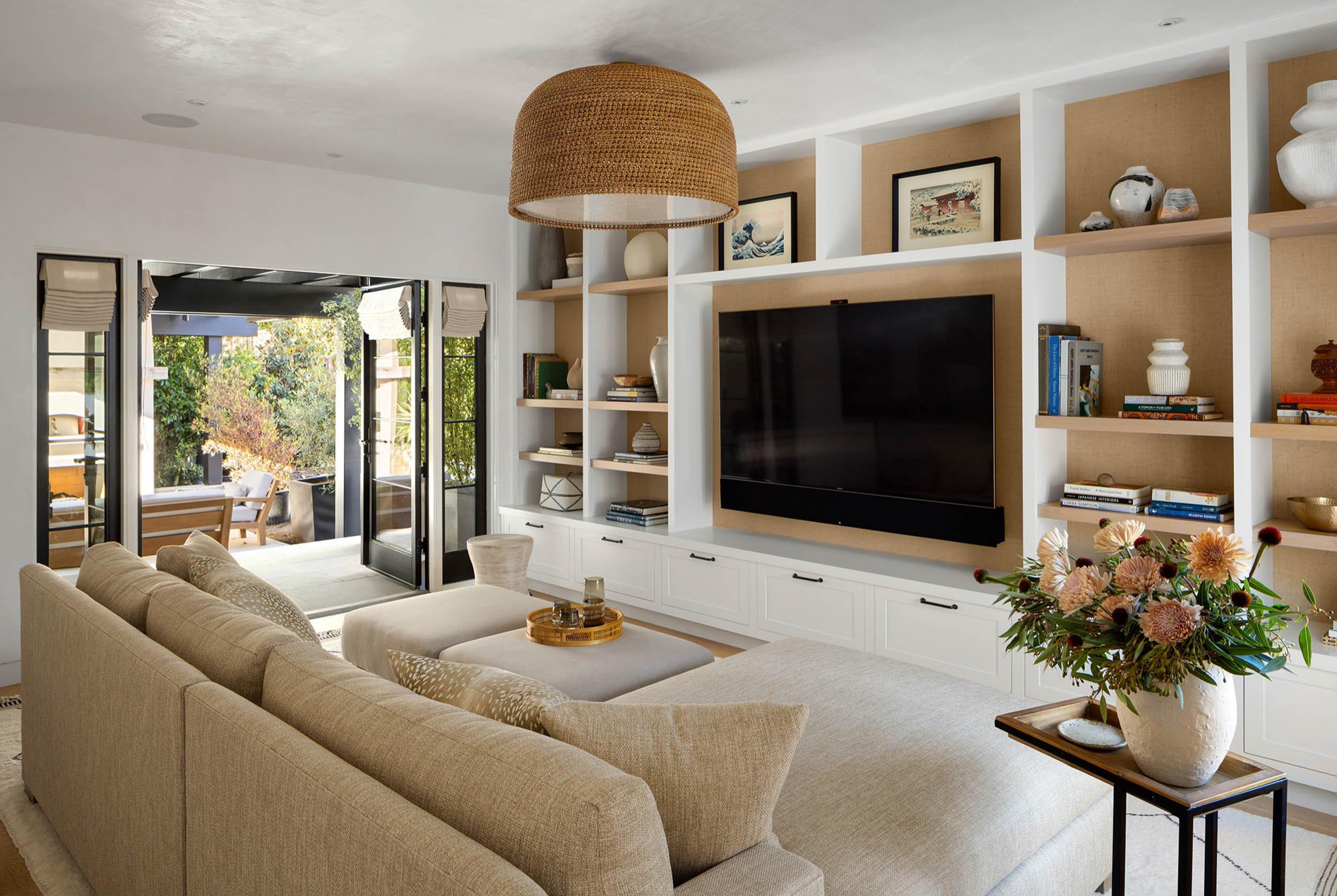 Feature a stylish⁣ entertainment center that complements your contemporary living room decor