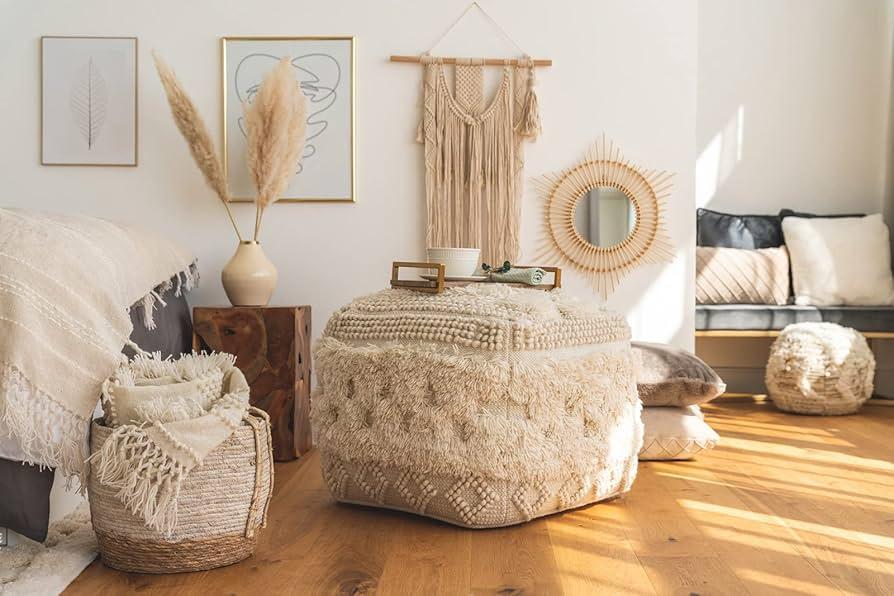 Include a pouf ⁣for additional seating and comfort in your Boho Living Room