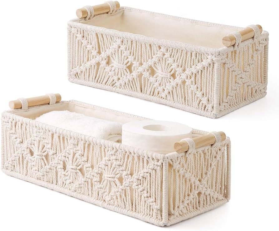 Woven baskets provide stylish storage in your ⁢boho bathroom