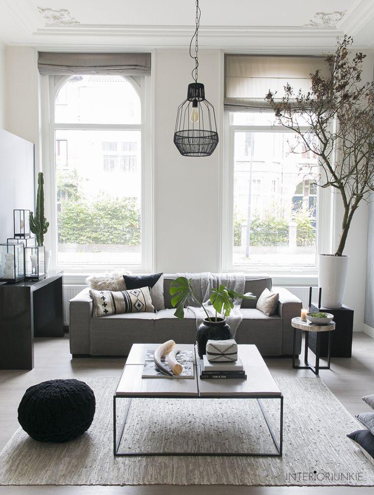 Urban Chic Living Room: Curate a stylish space with modern⁢ art and comfortable furniture