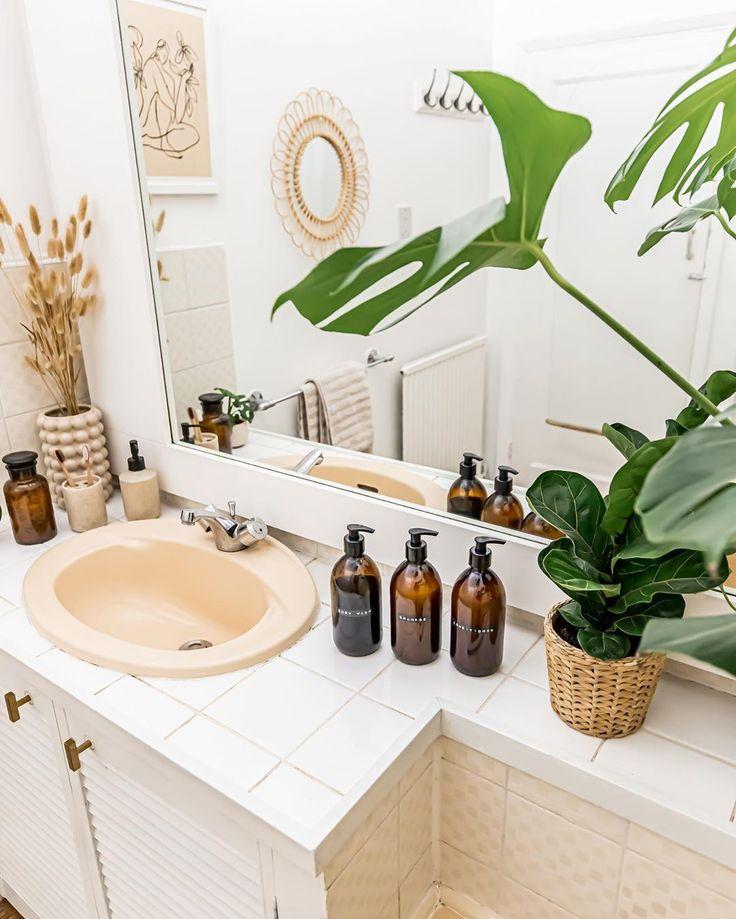 Amber glass accents add a warm touch to your boho ⁢bathroom
