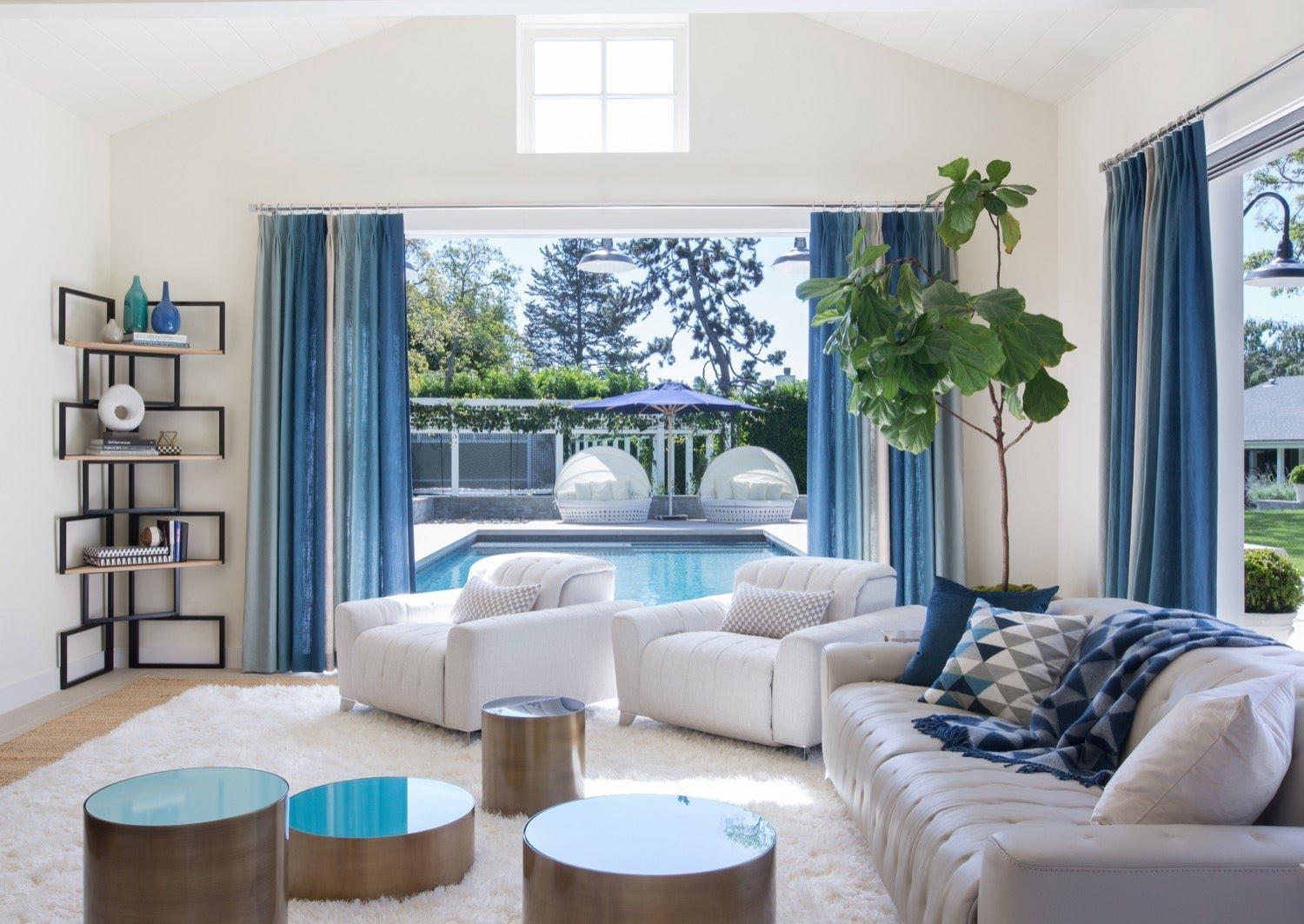 Use blue ‌curtains‌ to frame ⁣windows beautifully in your living room