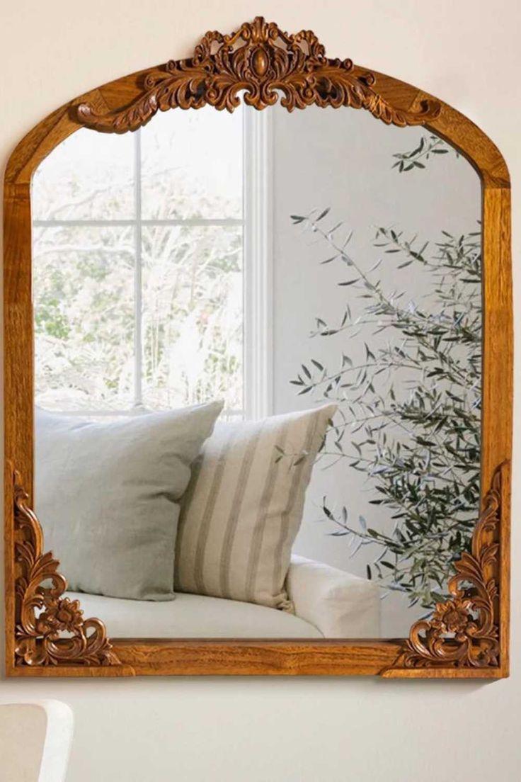 Use decorative mirrors ⁤to add light and ‌space to⁤ your Vintage ​Living Room