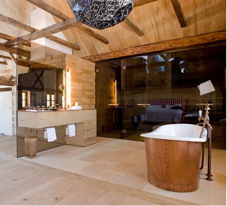 Feature ⁤a stunning chandelier to elevate your Chalet Bathroom