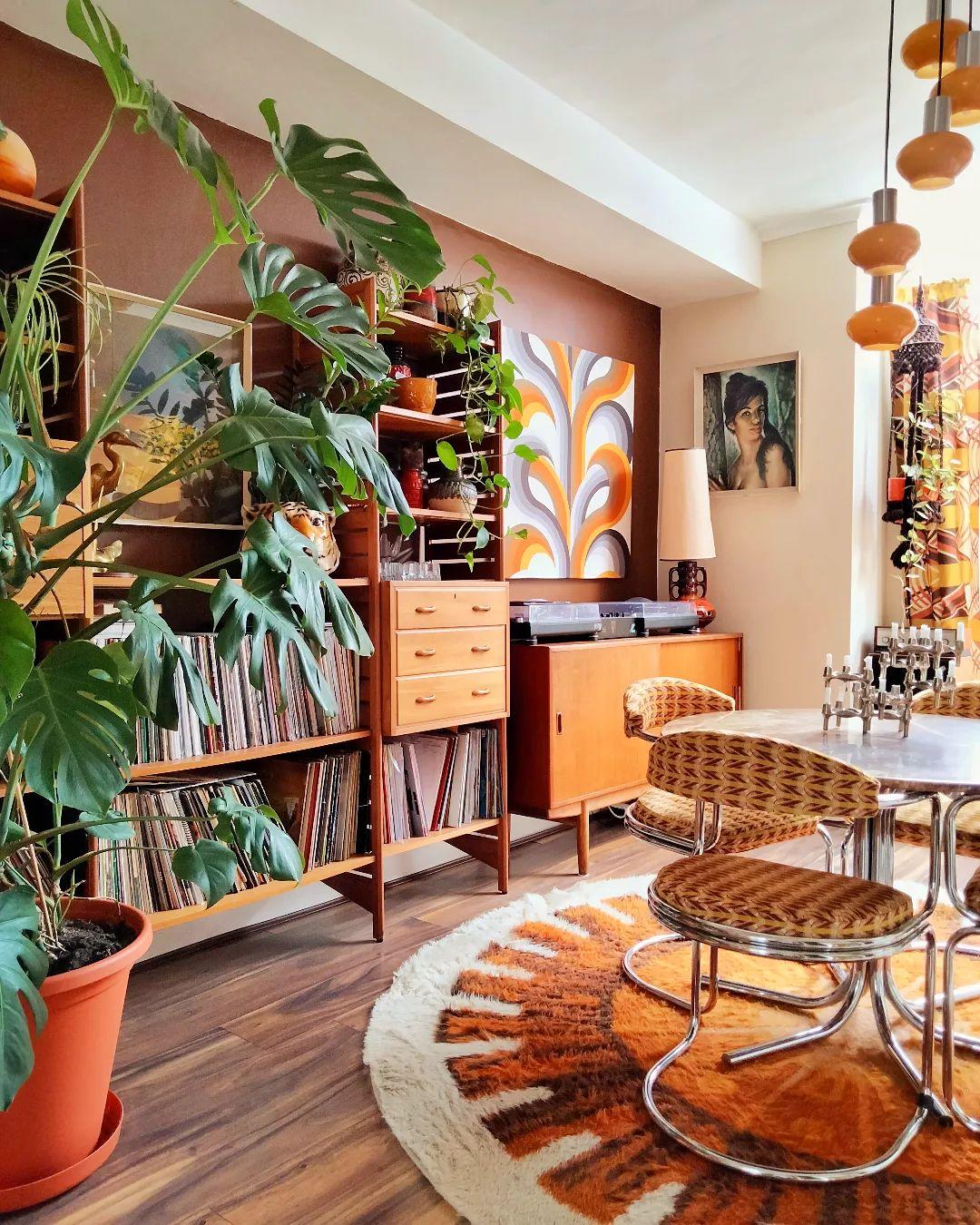 Use a natural wood bookshelf to showcase⁤ books and decor in your Earthy Living Room