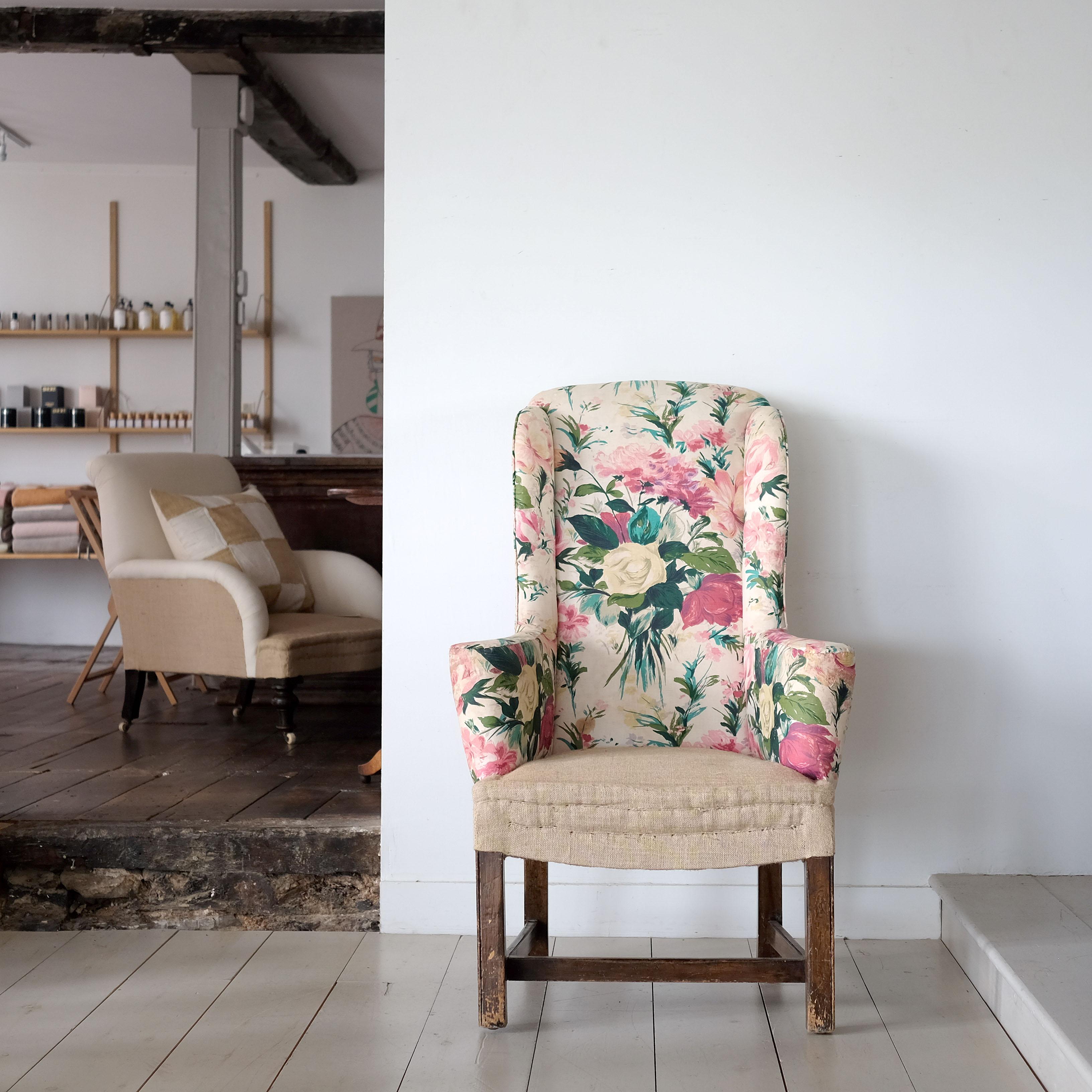 Bring in ⁢a classic wingback chair for timeless elegance in ‍your vintage living room