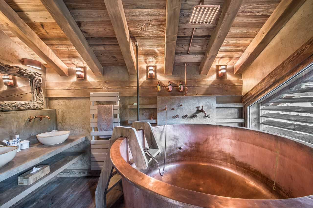 A stunning freestanding tub as a focal point in your chalet ⁢bathroom