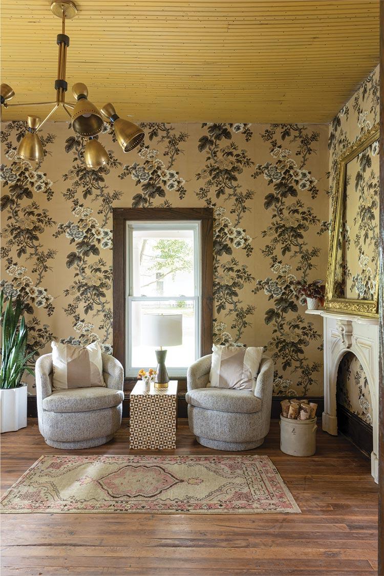 Use vintage-inspired wallpaper to create ⁣character in your Vintage Living Room