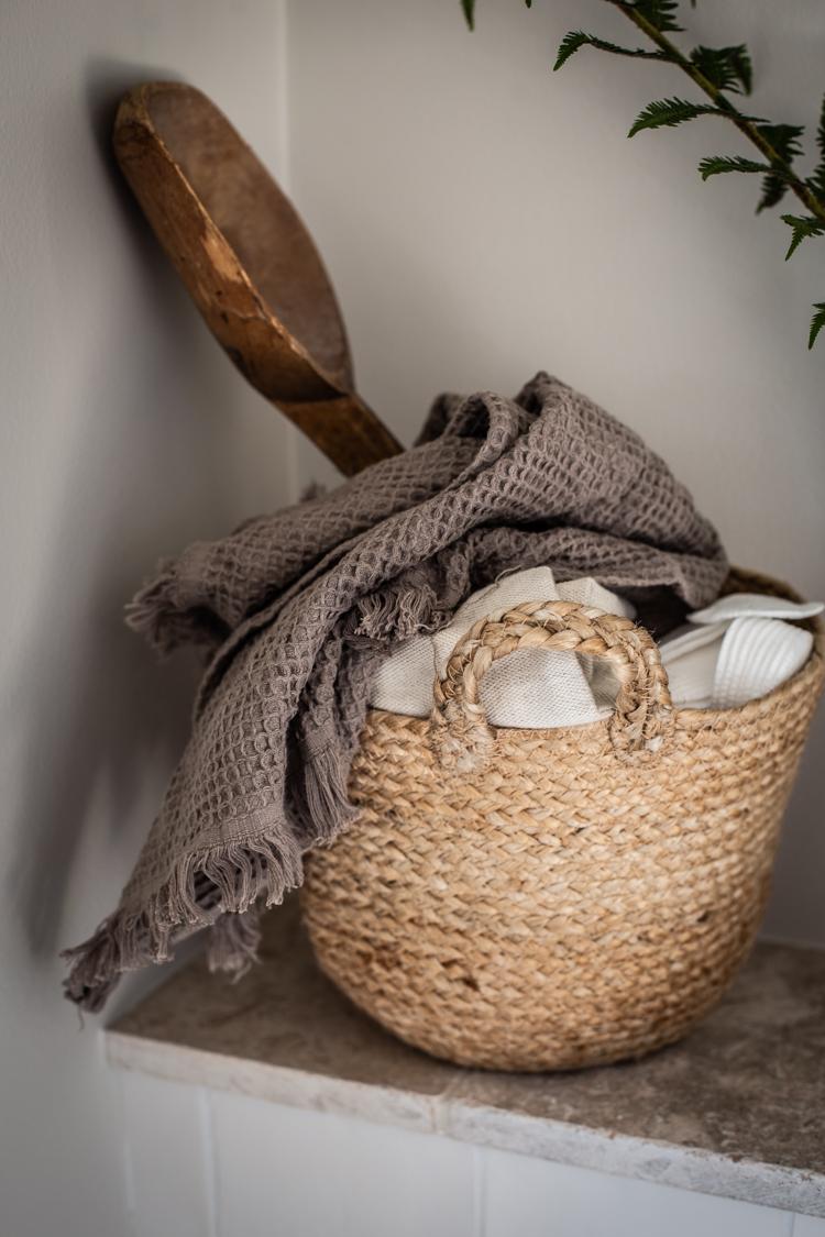 Choose wicker baskets for storage ⁤in your Chalet Bathroom