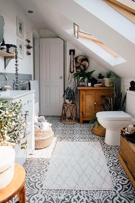 Include a vintage⁣ stool for added charm in your boho bathroom