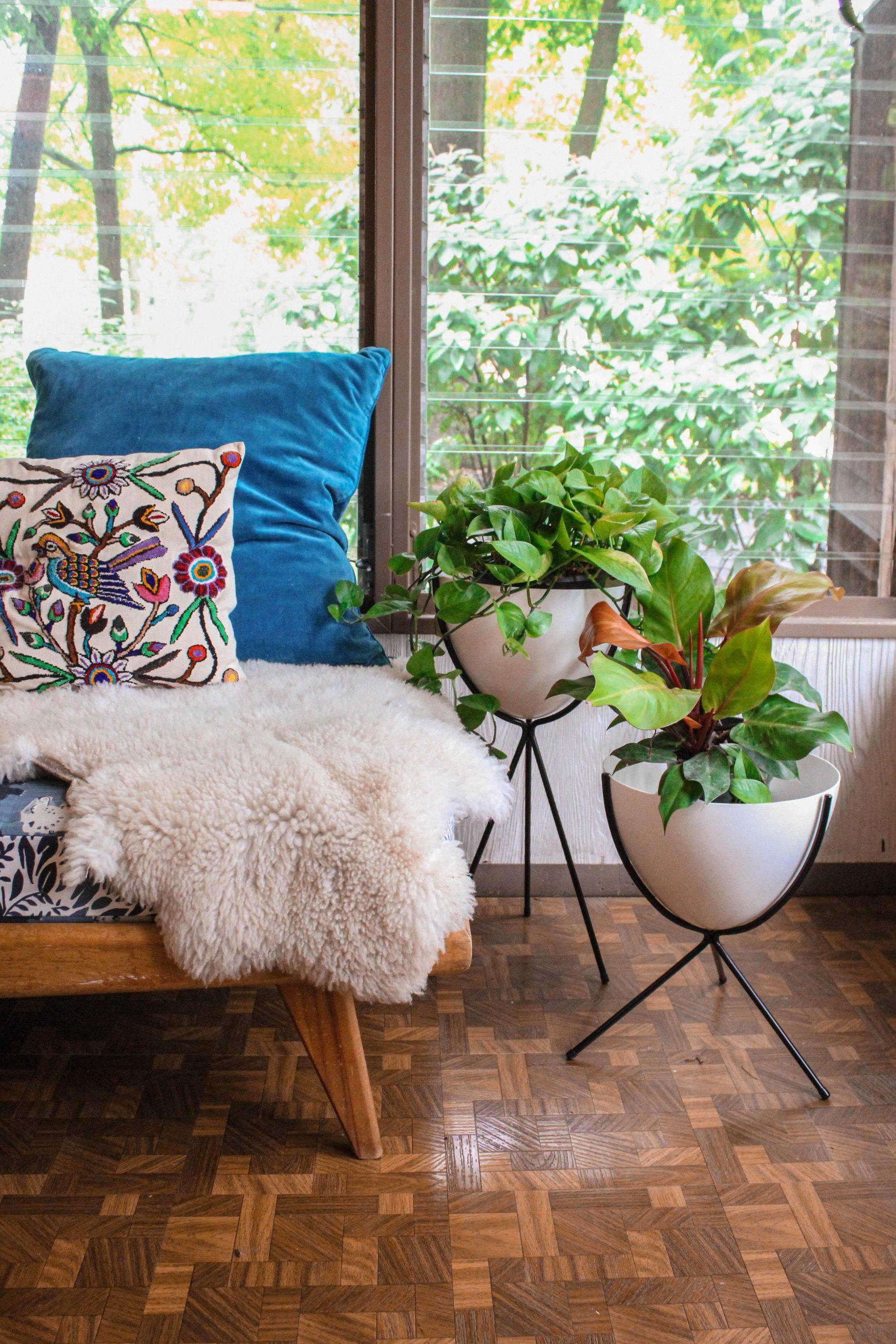 Incorporate botanical elements with vintage‌ planters for a fresh touch in your ​Vintage Living Room