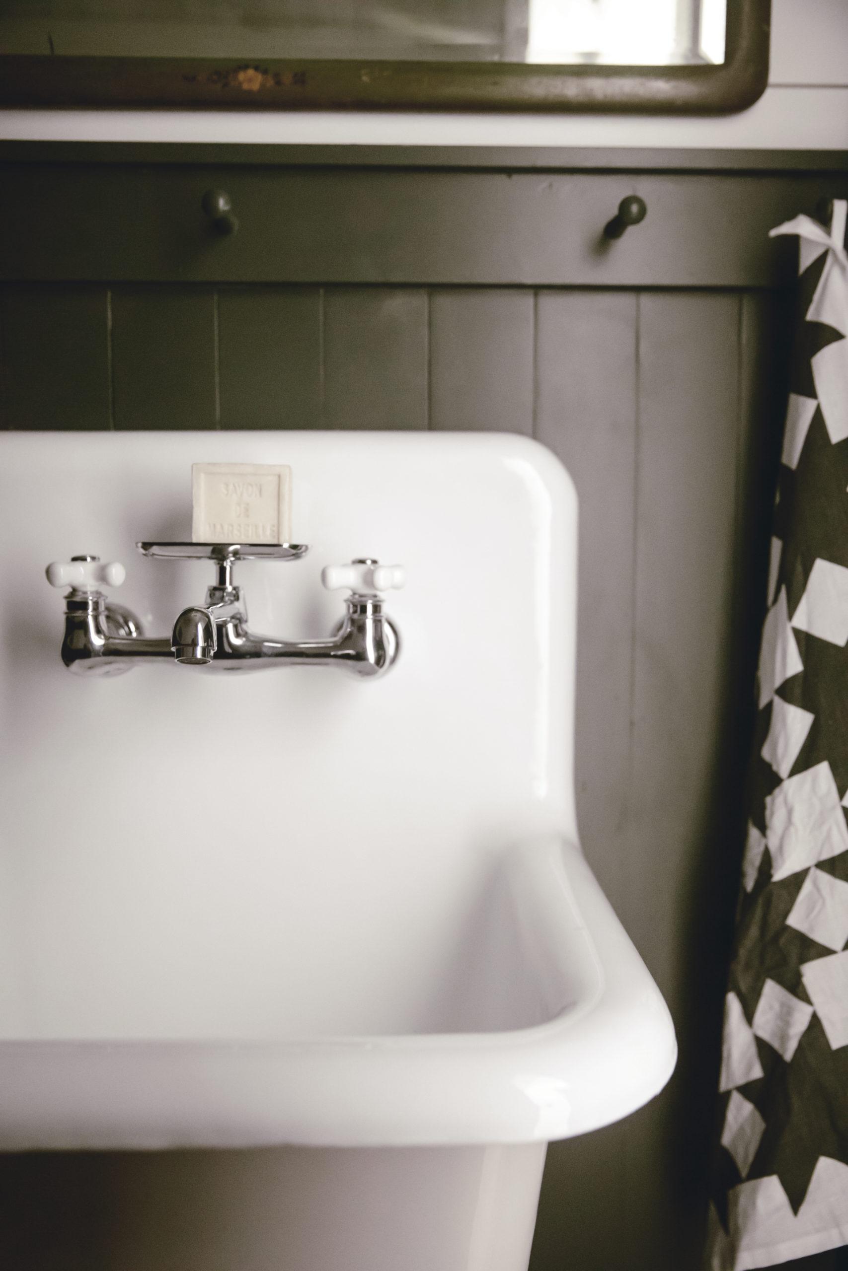 Select⁣ vintage fixtures for a timeless ⁢Chalet Bathroom aesthetic