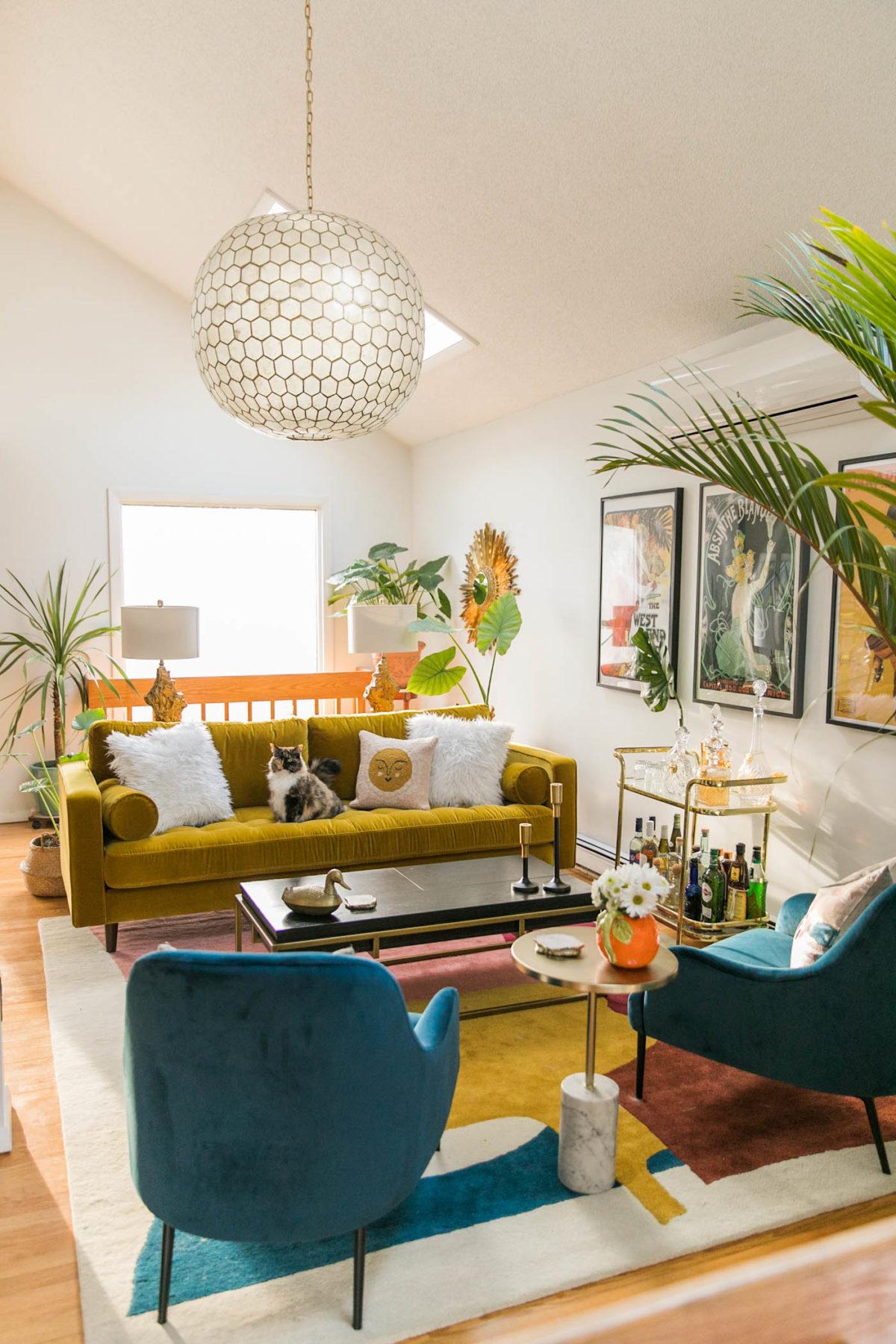 Mid-Century Living Room: ‌Showcase retro‍ pieces ‌with clean lines and bold colors