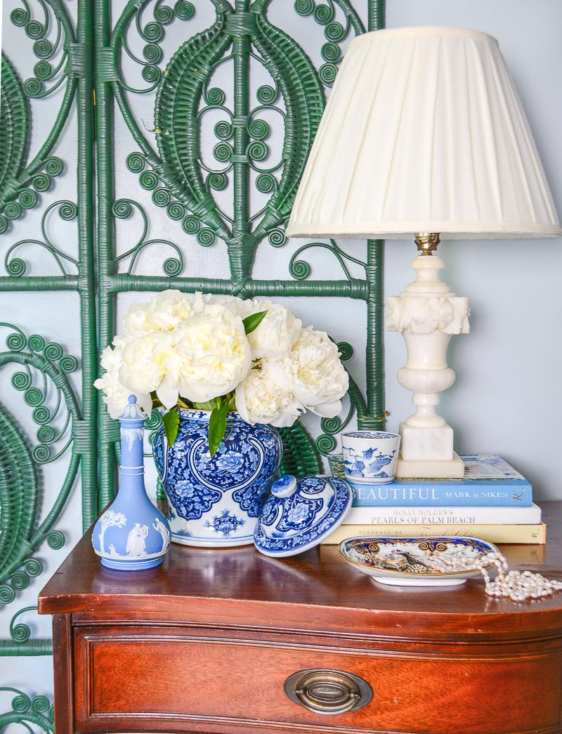 Use blue and white ceramics for stylish decor elements