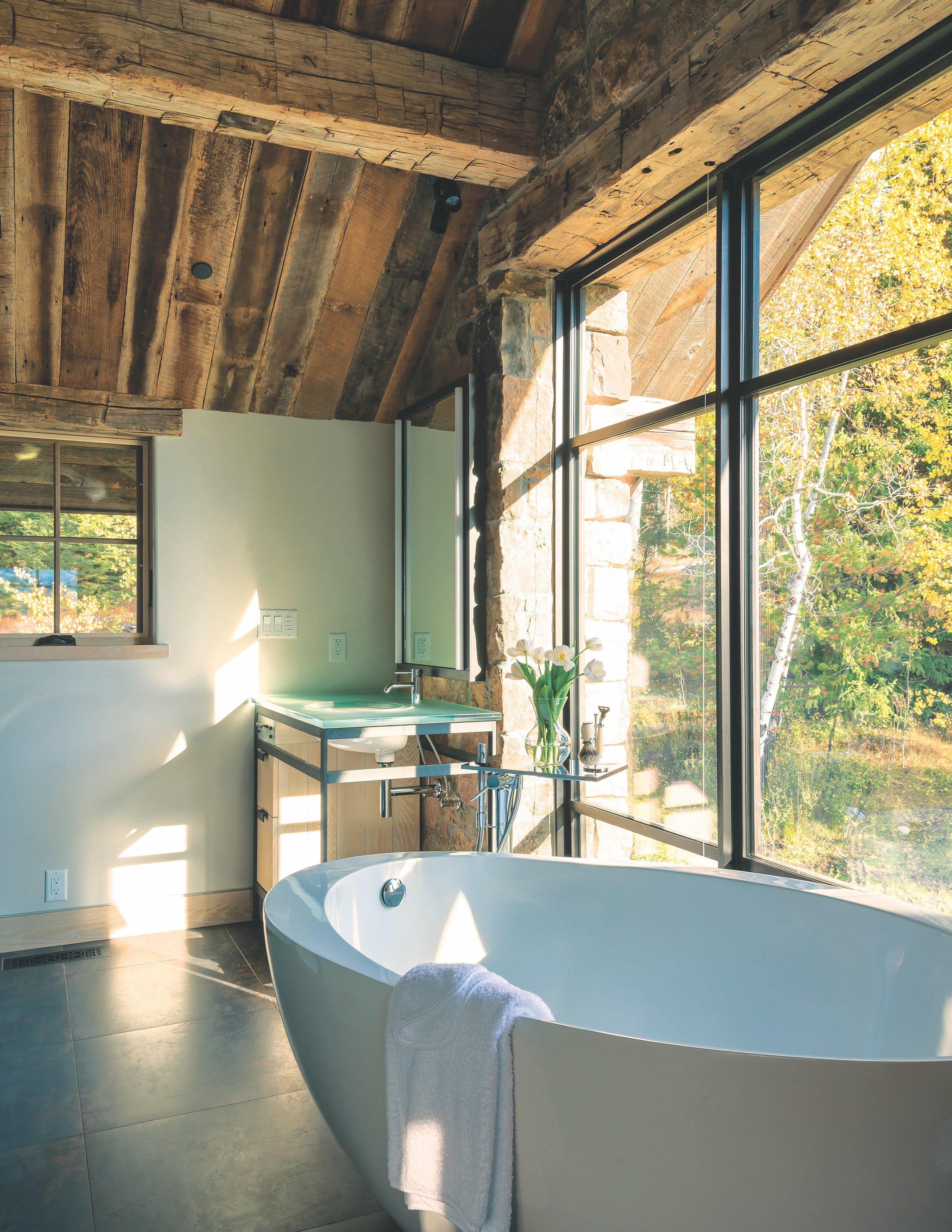 A freestanding‍ tub offers ⁤a spa-like feel in ​your Chalet Bathroom