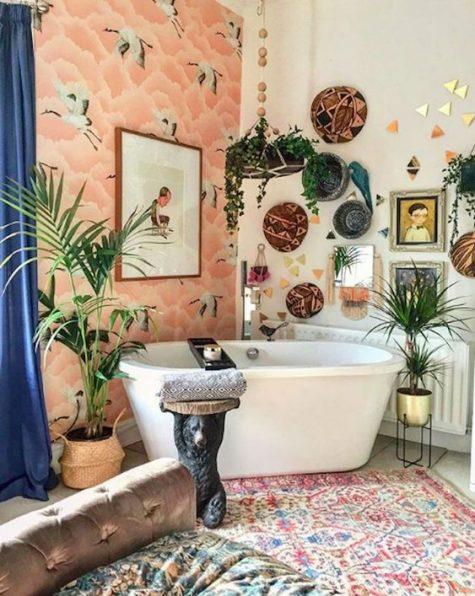 Create ‍a gallery wall featuring⁢ vibrant art in ‍your boho ⁣bathroom