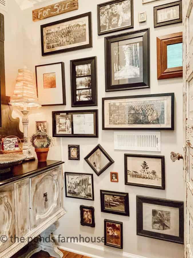 Frame and display family photos in antique‌ frames ⁢to personalize your vintage living room