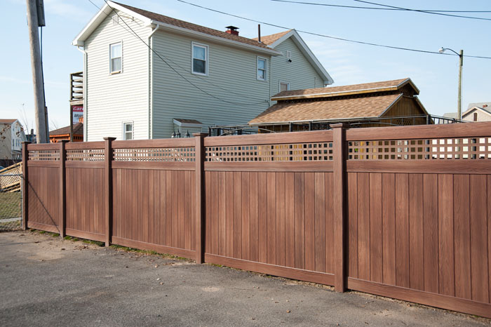 Vinyl fences: looking like wood or stone, but more sturdy
